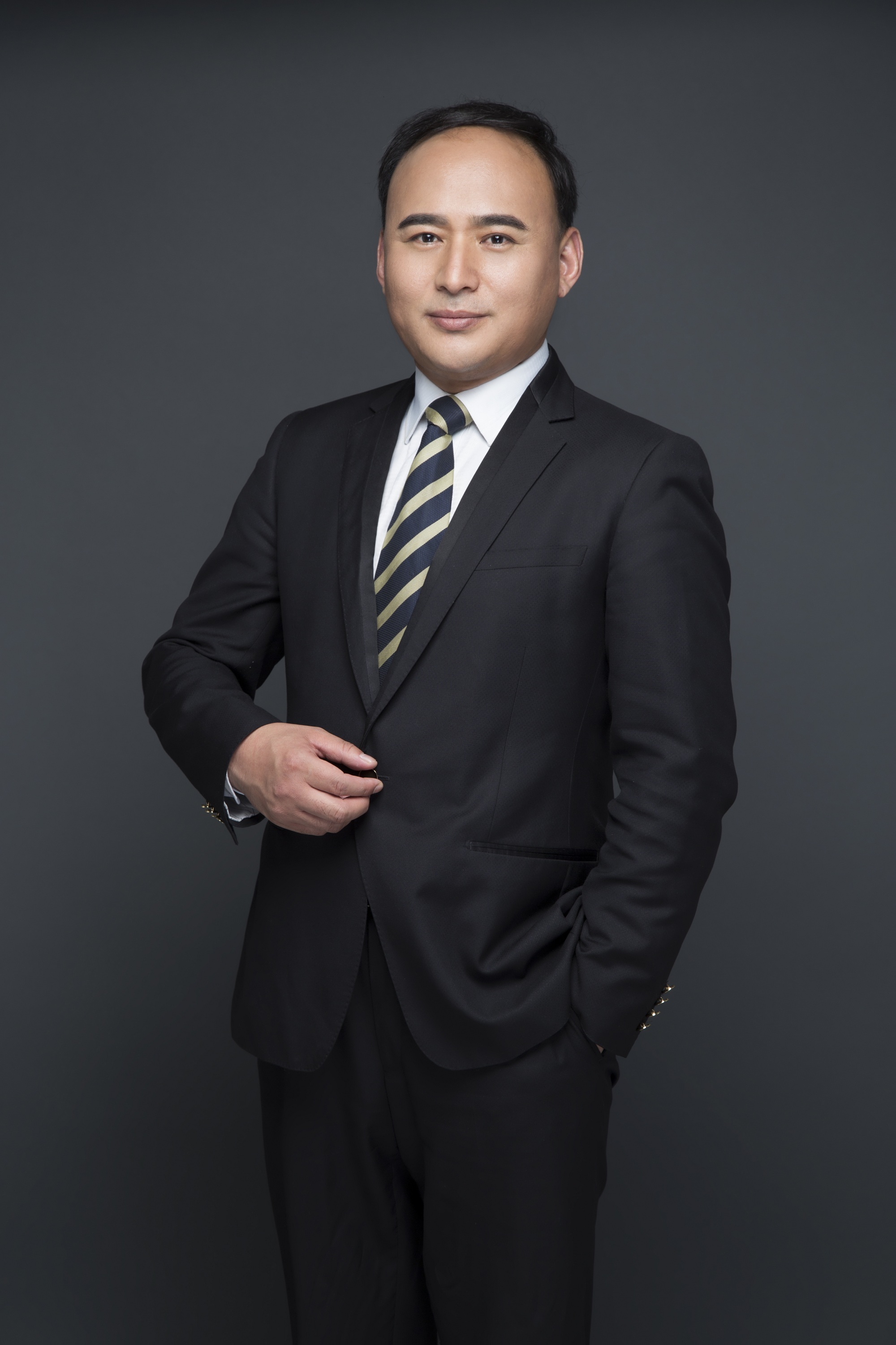 雷春 灯光与摄影艺术负责人